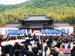 第三十五届兰亭书法节绍兴开幕 千人云集曲水畔重温兰亭经典